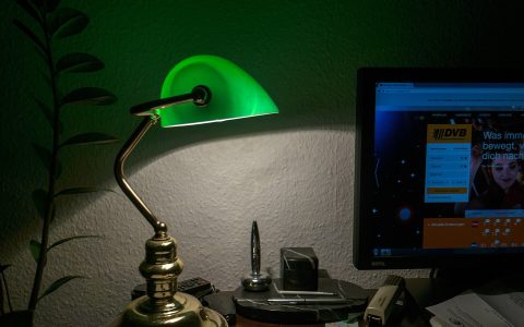 أعمدة: مصباح المكتب.. خريطة الليل الإبداعي